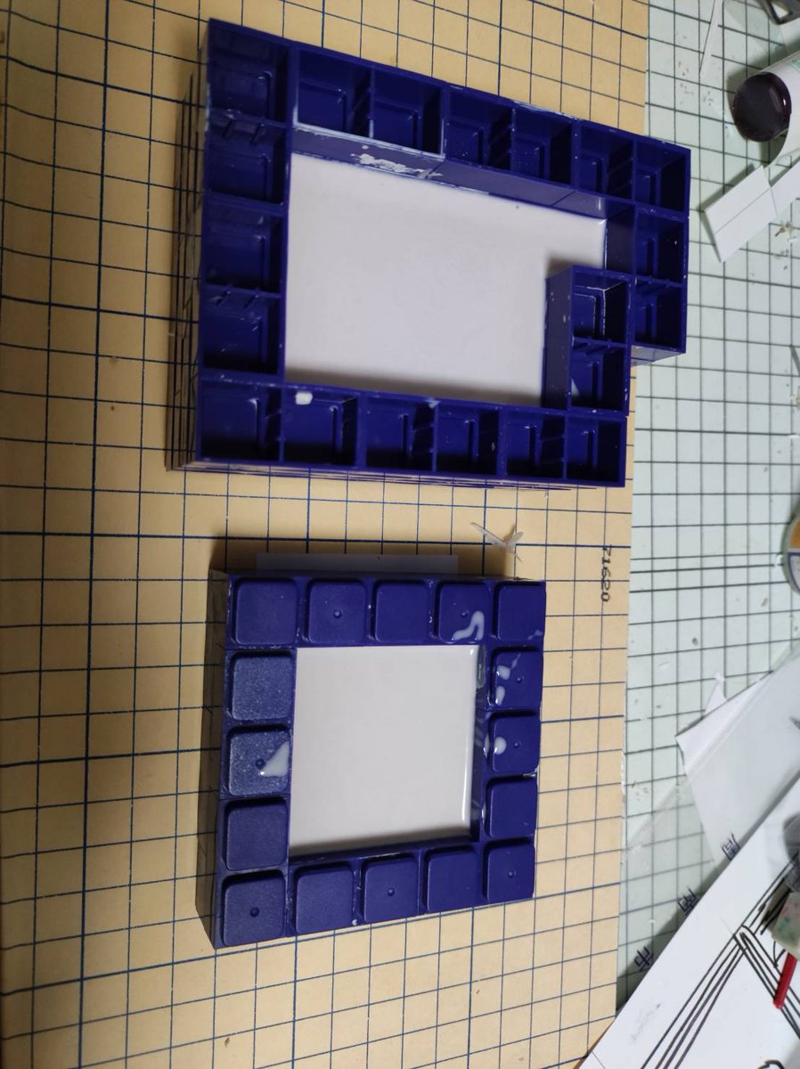 suck_hal's tweet photo. 今日の模型
シリコン型②
両面埋まったので(大事をとって)1日放置です
昨日のハンドクリームが効いてなかったら完全癒着で型取り失敗😰
粘土埋めからやり直しなんです
明日どうなるかな…
#KAWARS
#FirstPlayerMarker https://t.co/Tf52c0Nslt