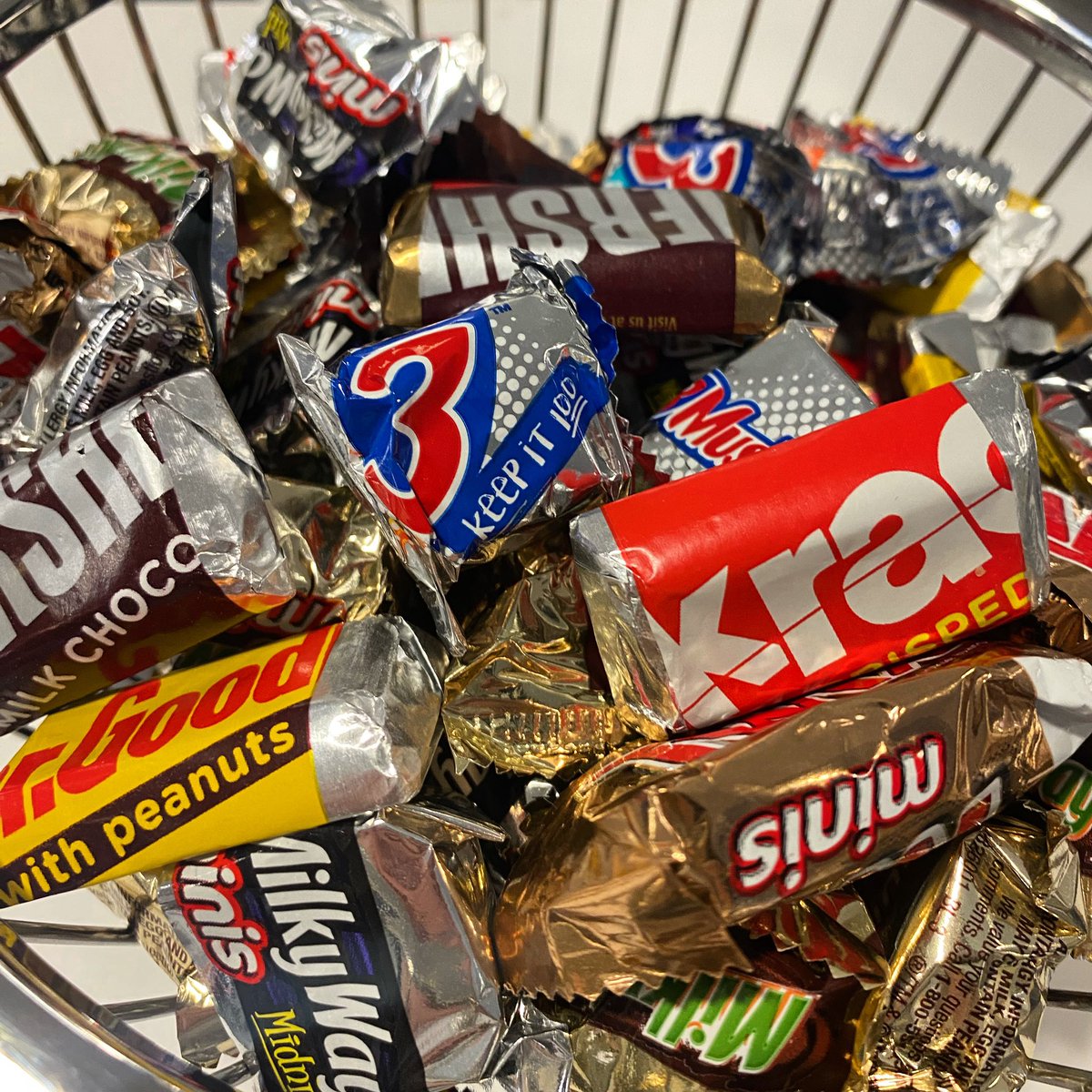 Stop by the Logan Library circulation desk this week for some mini motivation!🍫