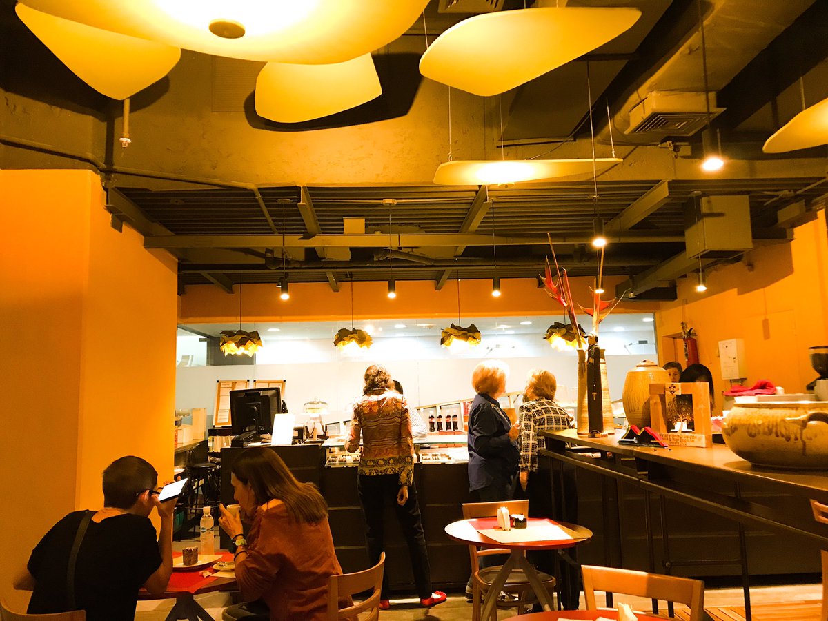 ¡Felices Carnavales, #Vzla! Nosotros los celebraremos en nuestra tienda. Durante este #FeriadoDeCarnaval y el resto de la semana en nuestro horario habitual. Los esperamos a partir de la 1:00 pm en el <a href="/trasnochocult/">Trasnocho Cultural</a>.