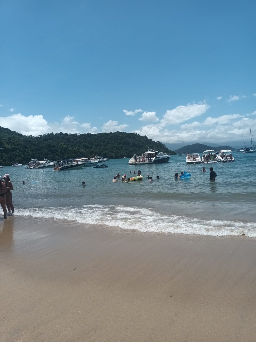nerddoida's tweet photo. @marmilbr  fiz uma denuncia os barcos estão invadindo o espaço dos banhistas!!! Colocando âncoras na areia e perto dos banhistas 😭 liguei as 10:30 e até agora nada.Ainda escuto de um condutor 'Estou   acompanhando pelo capitão da Marinha!"Parabéns  Marinha do Brasil! https://t.co/jib36VDgVR