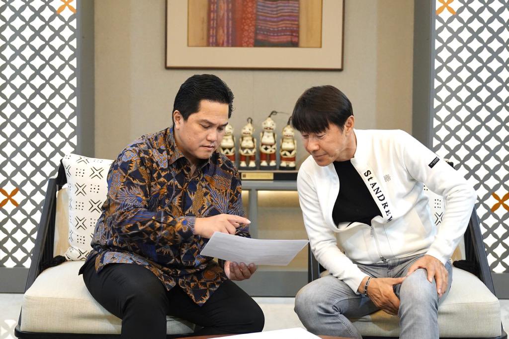 erickthohir's tweet photo. Baru saja selesai meeting pertama dengan coach Shin Tae-Yong. Kami membahas mengenai persiapan Tim Nasional Indonesia.

Tunggu tanggal mainnya! https://t.co/cOz9tvOtiB
