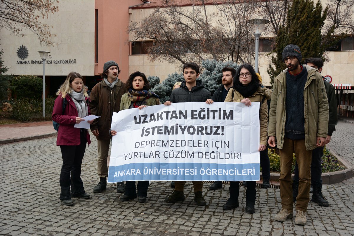 Ankara Üniversitesi öğrencileri olarak Rektörlük önünde basın açıklamamızı gerçekleştirdik. Bahar döneminin ilk eğitim günü olan bugün, arkadaşlarımız online sistem bozuk olduğu için derslerine giremedi. Nitelikli bir üniversite hayatı için uzaktan eğitim istemiyoruz!