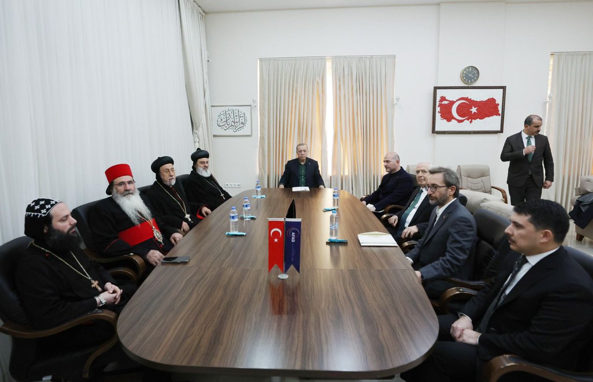 T.C. İletişim Başkanlığı (@iletisim) on Twitter photo Cumhurbaşkanımız <a href="/RTErdogan/">Recep Tayyip Erdoğan</a>, deprem bölgesi Hatay'da, Süryani Ortodoks Kilisesi Patriği Mor İğnatius II. Efrem Kerim, Süryani Kadim Cemaati Patrik Vekili Yusuf Çetin, Metropolit Joseph Bali, Rahip Haitham Bahhu ve Ghassan Al Chami ile görüştü. Cumhurbaşkanımız <a href="/RTErdogan/">Recep Tayyip Erdoğan</a>, deprem bölgesi Hatay'da, Süryani Ortodoks Kilisesi Patriği Mor İğnatius II. Efrem Kerim, Süryani Kadim Cemaati Patrik Vekili Yusuf Çetin, Metropolit Joseph Bali, Rahip Haitham Bahhu ve Ghassan Al Chami ile görüştü.
