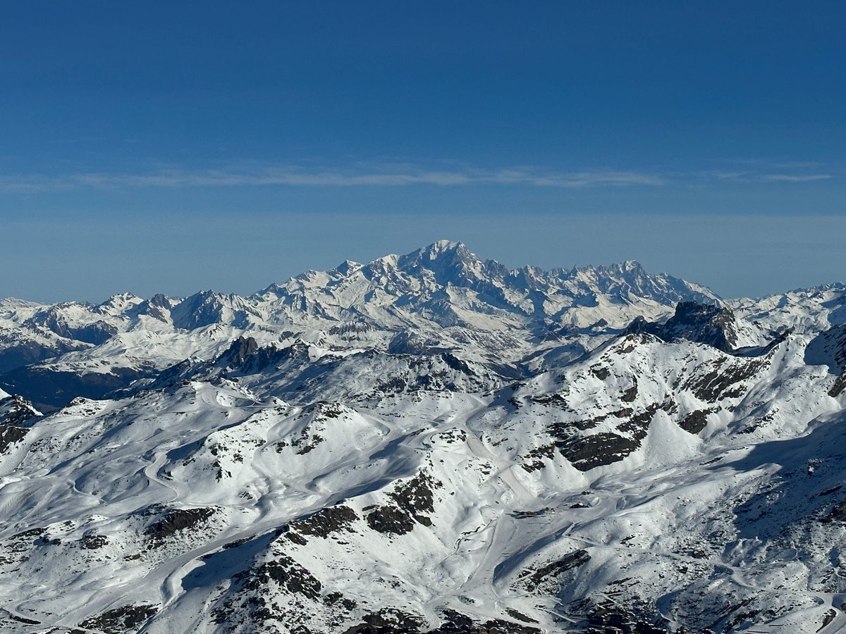 La #neige est bien présente dans les #Alpes mais avec une épaisseur très déficitaire pour cette époque de l'année. Les versants sud se dégarnissent. Ici, le domaine de #ValThorens avec, en toile de fond, le Mont Blanc 🏔️