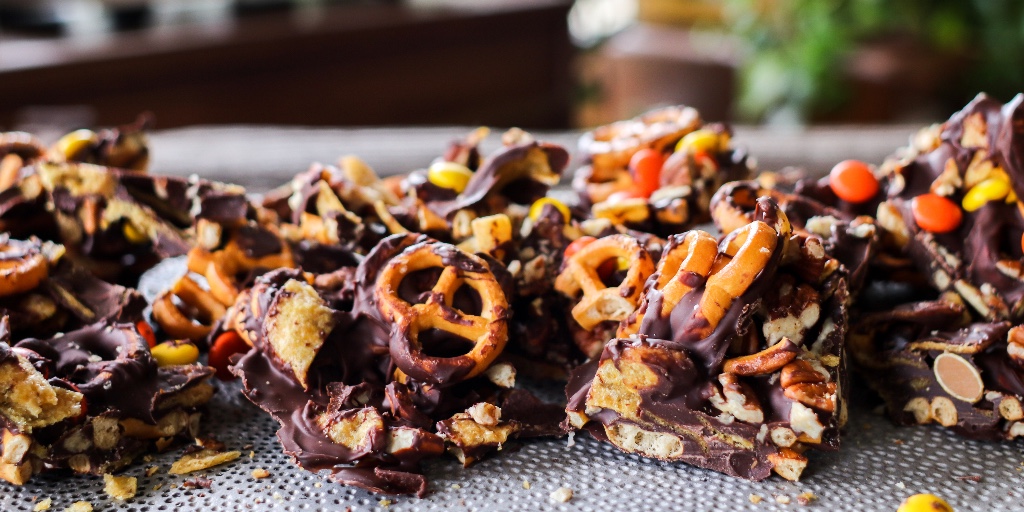 gfreefoodie's tweet photo. Listen up y'all: there's chocolate bark, and then there's Texas Chocolate Bark. What's the difference? Fritos.
Now before you start hating, try it yourself. Trust me.
Get the recipe: https://t.co/Ma5UNs2xDn
#chocolatebark #homemadecandy https://t.co/HGVKXM3CpQ