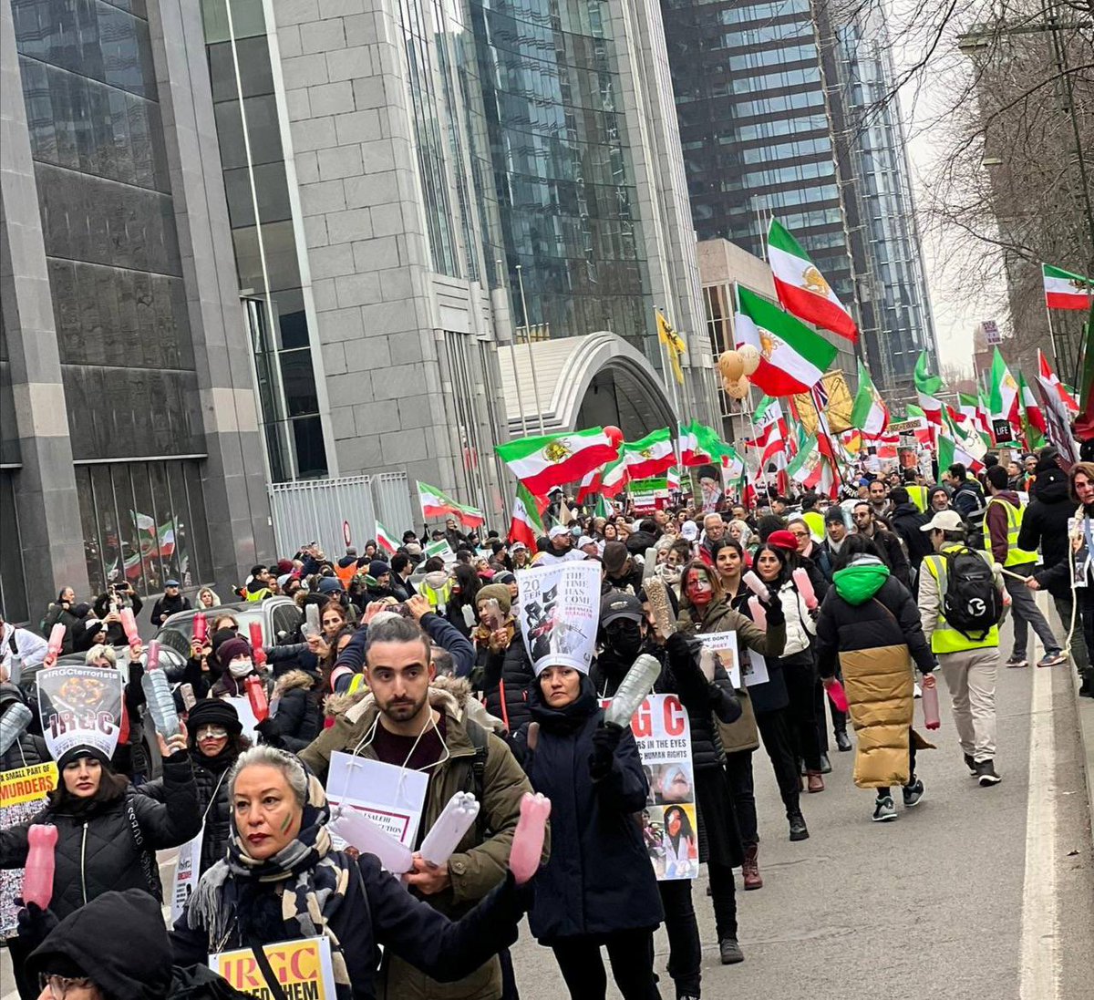 Me_Unstoppable2's tweet photo. آخرین باری که بروکسل این همه جمعیت به خودش دیده بود کِی بود؟ نبرد واترلو در زمان ناپلئون؟

#مهسا_امینی 
#زن_زندگی_آزادی https://t.co/7m85mFxi6i