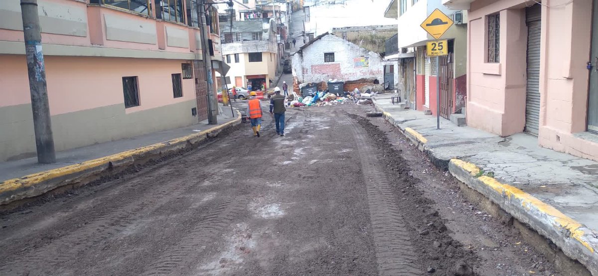 ObrasQuito's tweet photo. 💪🏻Feriado de #Carvanal activos con el #PlanIntegralVial💪🏻
En La Libertad trabajamos en la nivelación y compactación de subrasante. Preparamos la superficie para continuar con el proceso de imprimación y posterior colocar la nueva carpeta asfáltica.
@santiguarderas https://t.co/7WMA3b9CZ6