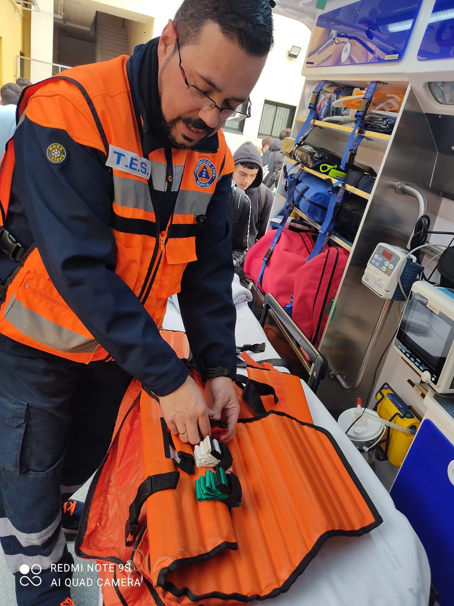 EmergenciasMur's tweet photo. Esta semana dos compañeros TES de la Unidad Sanitaria realizaron una exposición al grupo de 1° de Técnico en Emergencias Sanitarias del CIFP Politécnico De Murcia sobre Protección Civil y sus ambulancias.

Continuad con esas ganas, futuros compañeros 💪🏽. https://t.co/U14AVBSTj4
