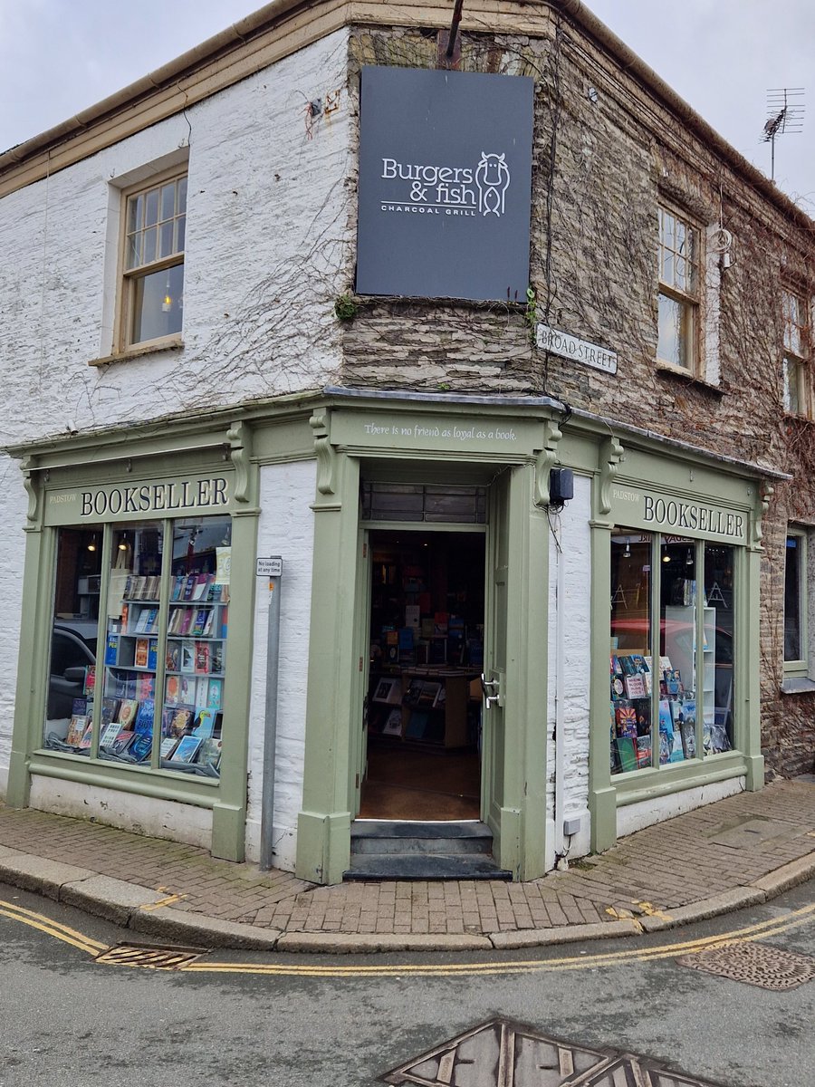 _DanielleLouis_'s tweet image. I've fallen head-over-heals in love with #Hardbacks, and this display at #PadstowBookseller has helped!
I picked up three*, but what three would you pick up? 

*Will reveal soon (tomorrow... Probably!)
#ILikeBigBooks