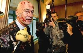 Kaag in Twente opgewacht door demonstranten met brandende fakkels nos.nl/l/2464564 via <a href="/NOS/">NOS</a> 

Wat een ophef weer van de NPO en de politieke partijen en ja, er waren fakkels maar de mensen deden geen vlieg kwaad.........toen dit gebeurde zweeg de landelijke politiek.