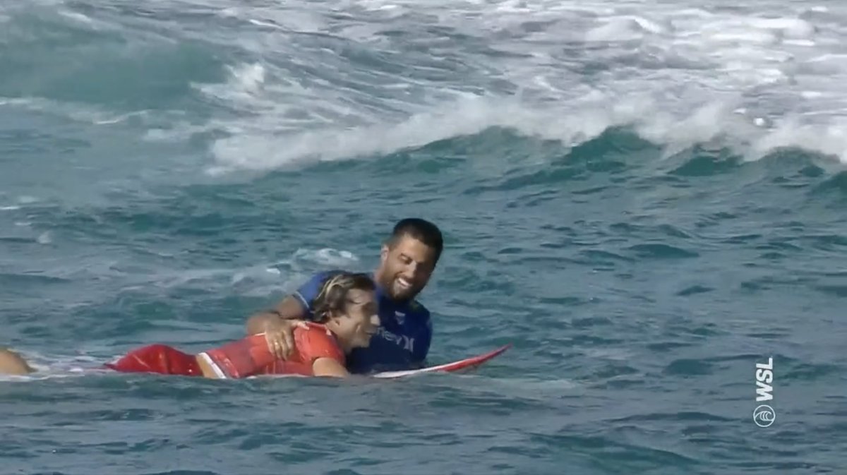 Finalón en #HurleyProSunsetBeach. Dos impresionantes surfistas matándose en un final épico. Enormes.

🇧🇷 @Filipetoledo77 
🇺🇸 #GriffinColapinto