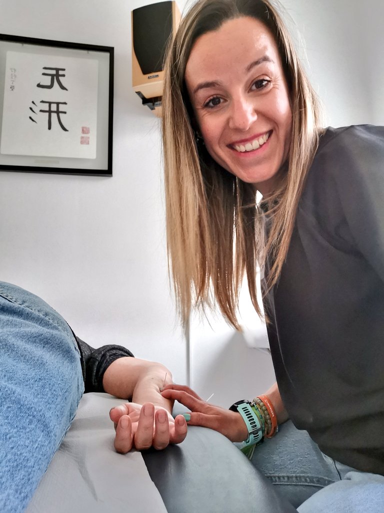 Love my work ❤️💉🙌🏾 si no de que gastas este jeto un lunes? :)
#fisioterapia #agujas