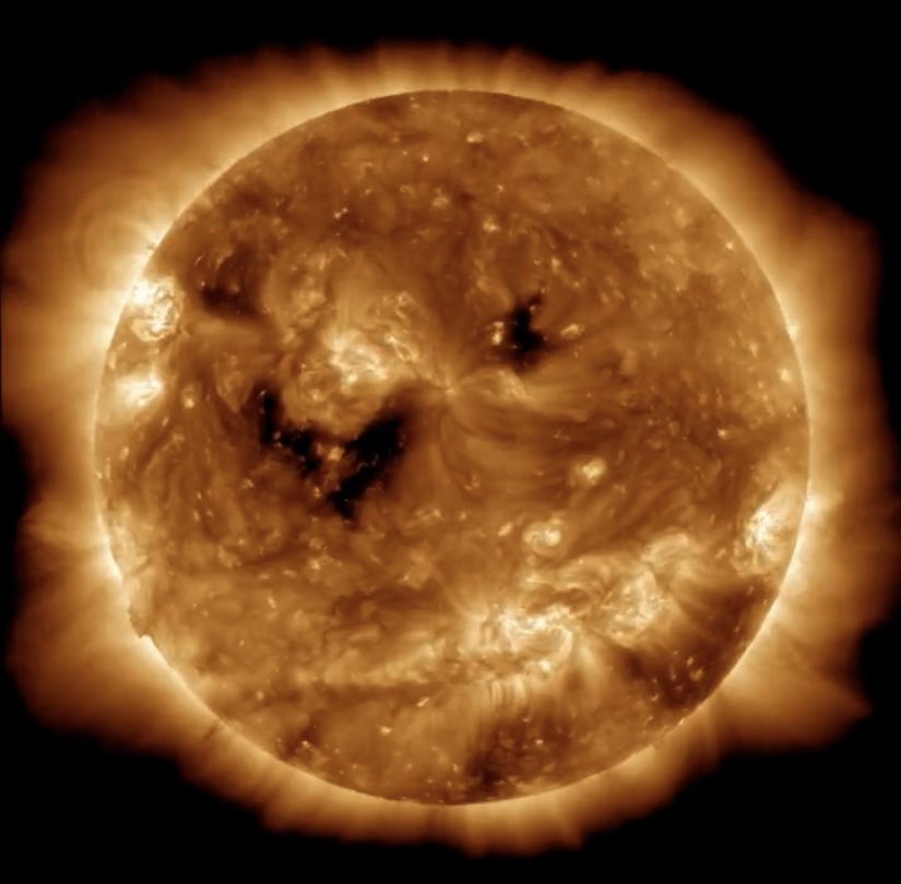 choquei's tweet photo. 🚨VEJA: Nasa registra imagens do Sol “sorrindo”. https://t.co/wJbQL9xJRK