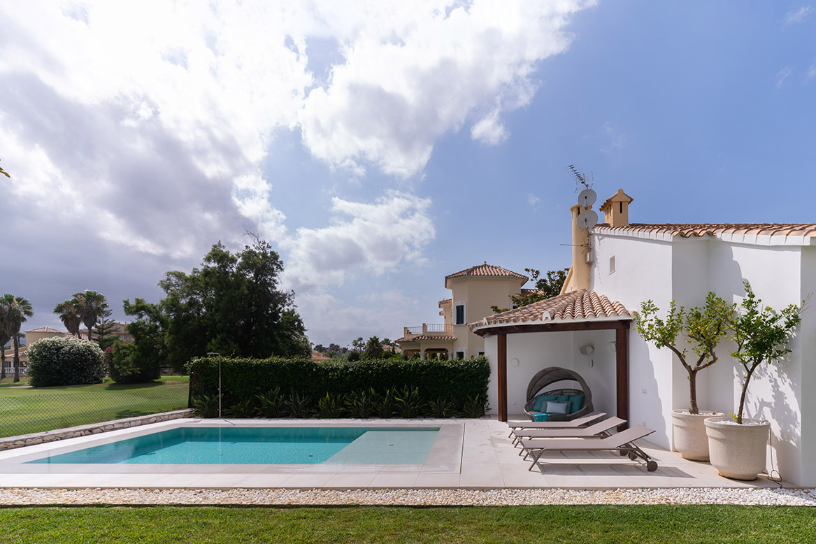 El buen tiempo está a la vuelta de la esquina y es momento de preparar nuestros #jardines y terrazas para los días soleados. En Pepe Cabrera somos especialistas en crear espacios idílicos a la par que funcionales, donde compartir con los tuyos los grandes momentos del #verano.