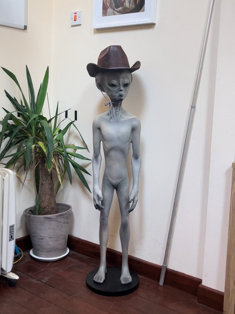 We consider ourselves a tight-knit team here at Grizzly, so it's important we always warmly welcome our new employees...

Meet Paul, the newest addition to our team! 👽

#meettheteam #employee #alien #filmproduction #productioncompany #filmmaking #photography