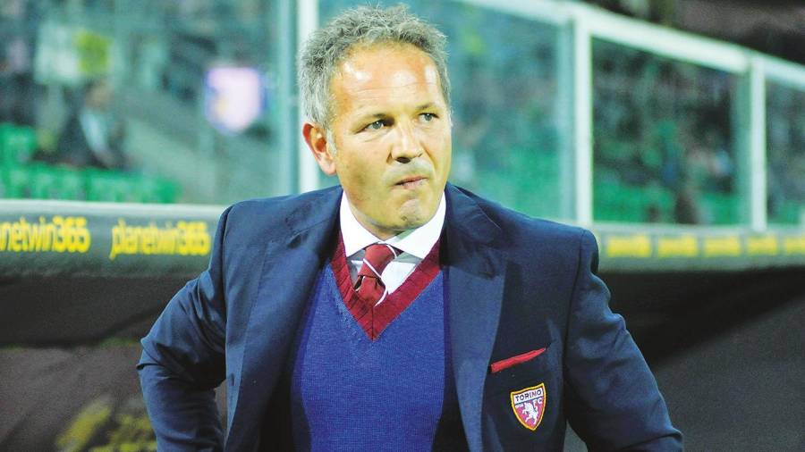 🎂 Un 20 de febrero de 1969 nacía Sinisa Mihajlović, entrenador de Torino entre agosto de 2016 y enero de 2018. Dirigió al equipo en 64 encuentros consiguiendo 23 victorias. 
Falleció a sus 53 años de edad.