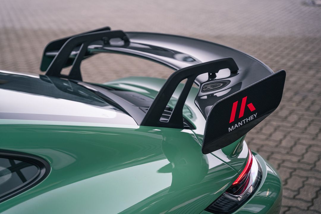 PlfFans's tweet photo. Introducing world's first #911GT3 in #PTS Auratium Green (6AU) with Manthey Performance Kit! 📸 @Manthey_Racing.

#Porsche #PorscheMotorsport #PorscheTequipment #992GT3 #911GT3MR #GT3MR #992GT3MR #MantheyRacing #MantheyPerformanceKit #MantheyKit #PerformanceKit #Motorsport https://t.co/9ryFFJndAk