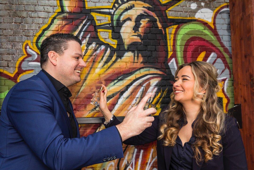 Sommige ondernemers menen dat je vooral goed moet zijn in één ding. Kimberley &amp; Jarl vinden het juist leuk om iets nieuws uit te proberen! Als rasechte horecaondernemers gingen ze een heel ander avontuur aan: ze brachten een Delfts parfum op de markt. delft.business/delfts-parfum-…