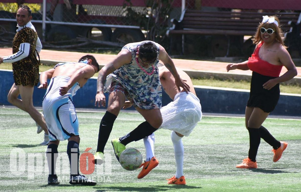 Opinion_Bolivia's tweet photo. #Cochabamba El Club Pumas celebra el #carvanal con el tradicional partido de 'fútbol bufa' en las canchas de la OTB Villa Granado. Las familias disfrutan del juego entre risas y goles.
🌐 https://t.co/wcGYKOYcUj
📷 DICO SOLÍS https://t.co/62AwNcIVx2