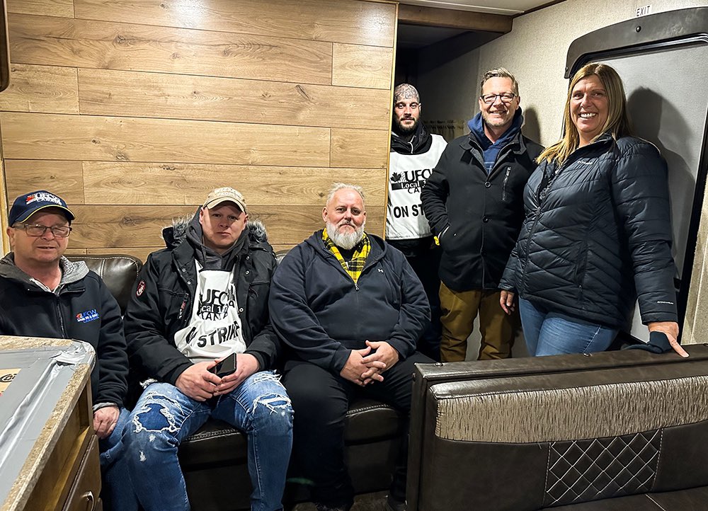 UFCW175633's tweet photo. Week two begins for the Highbury Canco strike. Here are a few photos from last week, including a visit from President Haggerty & Secretary-Treasurer Tosato, as #ufcw175633 members held strong on the picket line. #solidarity #ufcwmembers #ufcw #unionstrong #onpoli #cdnpoli #onlab https://t.co/lAR41Pqa9N