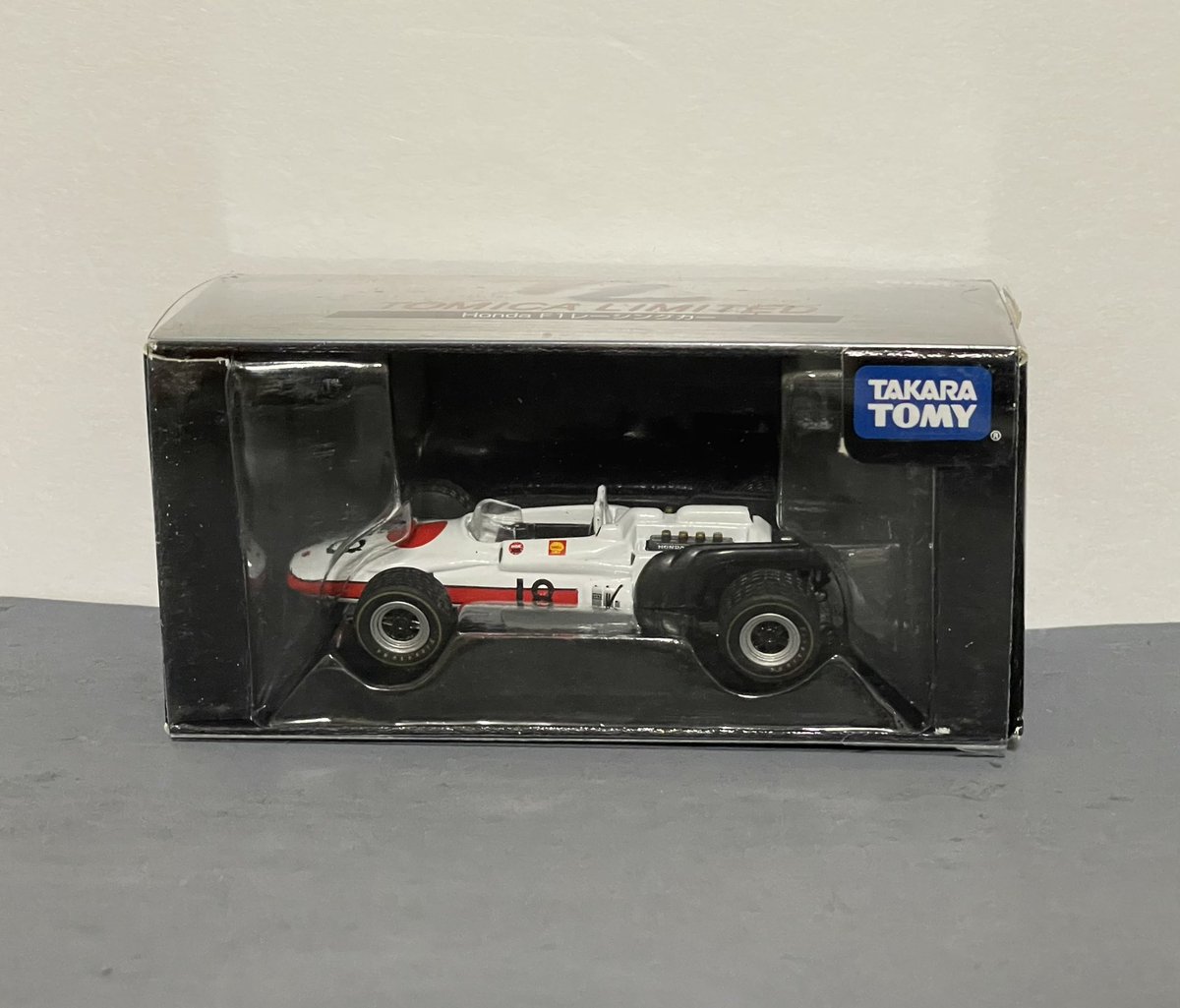 Katochipugucoll's tweet photo. トミカ リミテッド 0123 ホンダ F1 RA302 #トミカ #トミカリミテッド  #ホンダ #F1 #RA302 120度V8自然通気空冷エンジン、68年フランスGPでデビューも、不慮の事故で第一期F1活動から撤退となった。 https://t.co/A8lczNw6mg