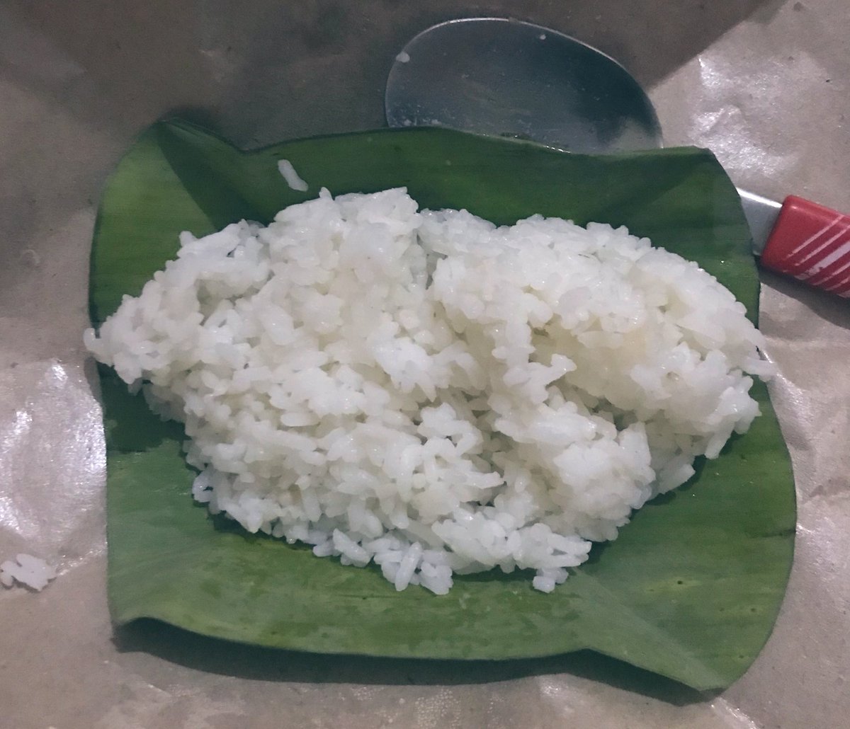 fitariaA's tweet photo. Kondisi udah laper banget dan rasanya energi udah abis. Tidak ada tenaga buat masak,mampirlah beli nasi angkringan. Kata yang jual nasi oseng tempe,udahlah beli sebungkus. Pas dibuka jeng jeng taraaaa nasi aja ga nemu itu osengnya https://t.co/L5BCclH78s