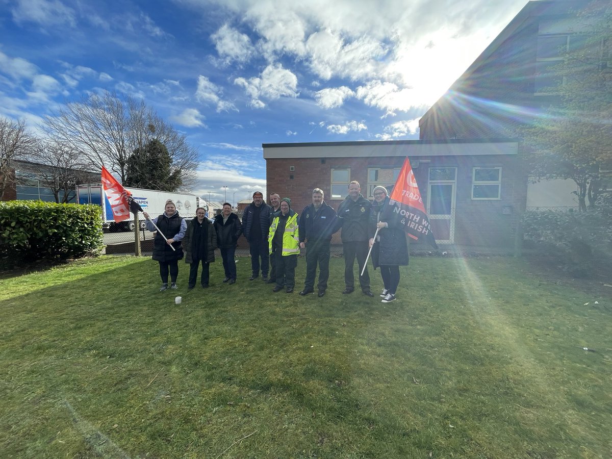 The sun shines on the righteous @GMBNWAS @gmbnwi @PaulTurner2502 @neilsmithgmb @PaulMaccaGMB at Ellesmere Port @#NHSStrike  support the NHS @Georgie_Patto