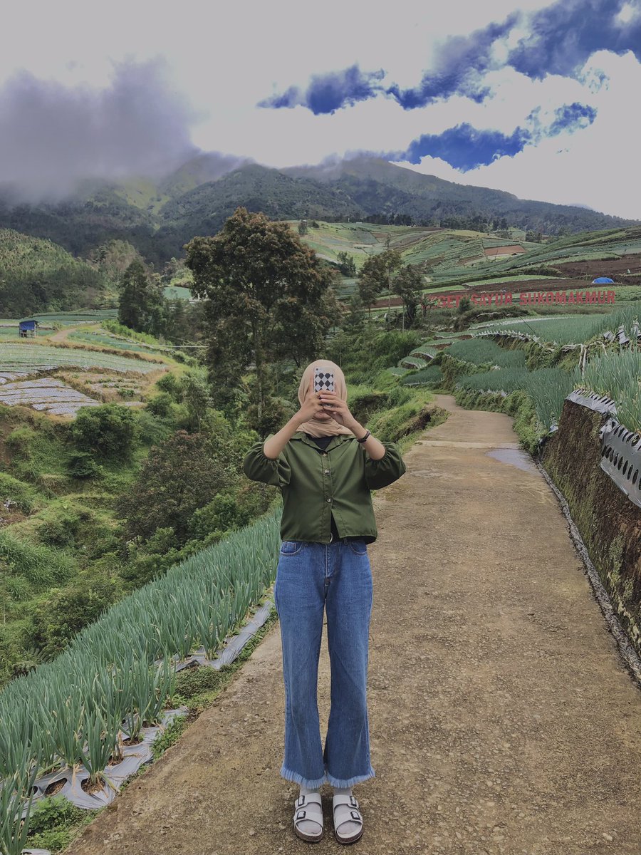 milladwas's tweet image. tidak lupa pose sejuta umat indonesia sekarang hahaa