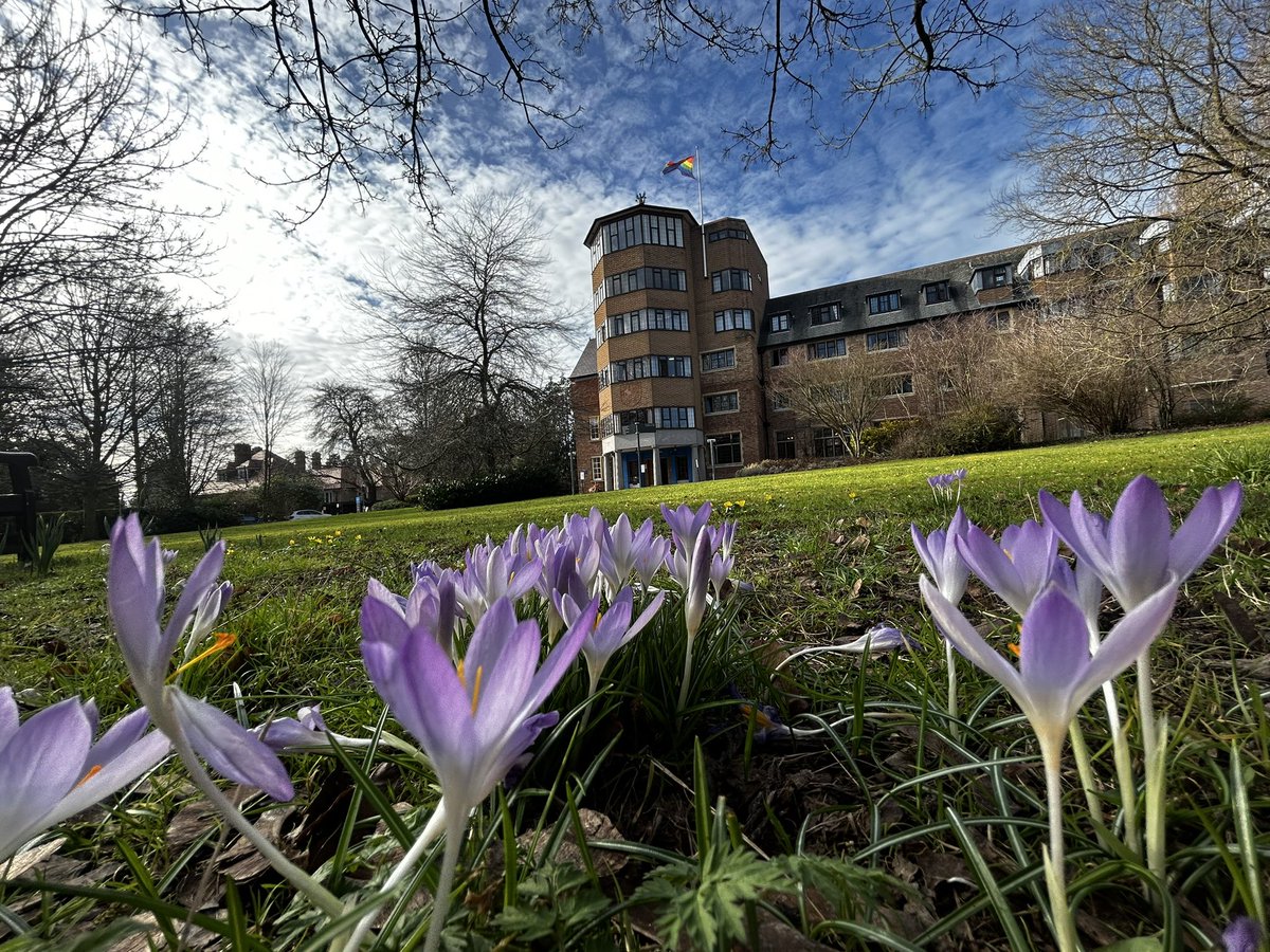 gilienv's tweet photo. The many shades of @StEdmundsCam and @Cambridge_Uni!
Every season is unique & the college changes it’s character, ever so subtly, always a pleasure2walk these lanes
Crocuses, Daffodils, cherry blossoms & snowdrops
#WalkMyWorld
#Timelapse
#GoProWideAngles
#TravelPhotography https://t.co/wYaGXy2ZfS