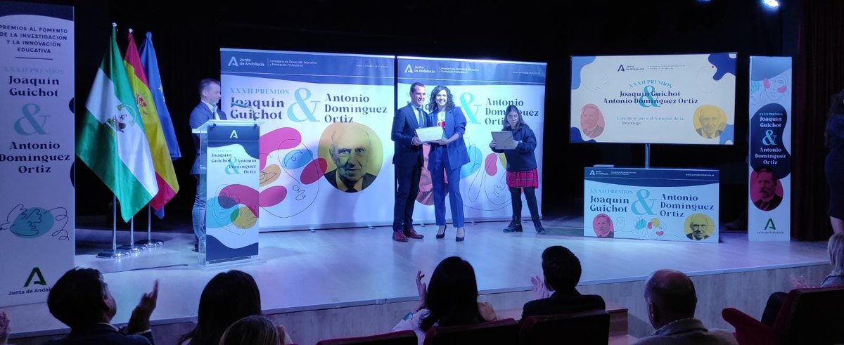 Segundo premio Antonio Domínguez Ortiz 2022:
“Robotea20”. Entrega el premio <a href="/Fjsolano76/">Francisco j.  Solano</a>, DDTT Desarrollo Educativo, FP, Universidad, Investigación e Innovación Jaén, recoge Carolina Albalat Martín.