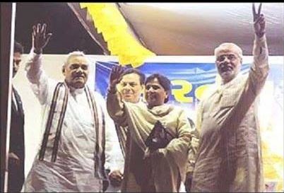 Delhiite_'s tweet photo. Hum Ms ki Political life kya hi hai.

In 2002, Mayawati Shared Stage with Narendra Modi just After Gujarat r¡ots after &amp; told Modi has nothing to do with R¡ots.

In 2007, Ms voted for BSP &amp; made Mayawati the CM. https://t.co/yXPXd7Rx4t