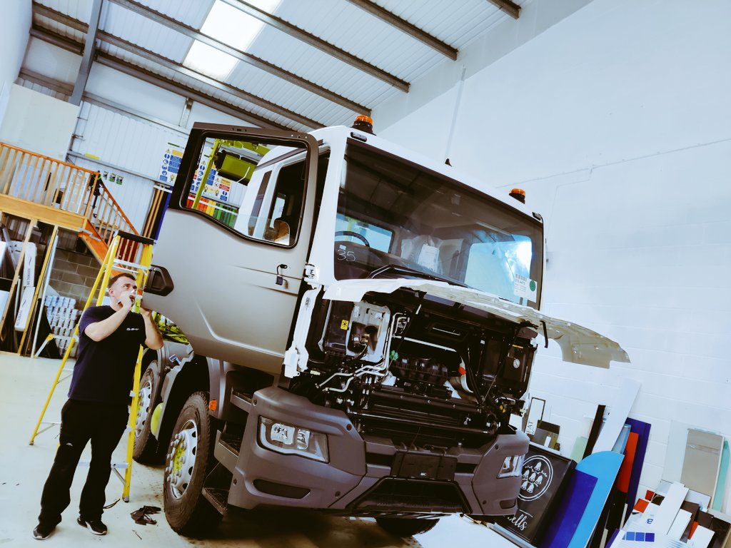 EliteSigns's tweet photo. Goooood morning! This morning our #vehiclebranding team are transforming another @mantruckbusuk #hookloader & getting it on #brand got @ForwardWaste's #fleet with a commercial #colourchange #vehiclewrap. No more white #truck when we're done with it.
@BSGAUK
#lorry #hgv https://t.co/ar2zLlXXgF