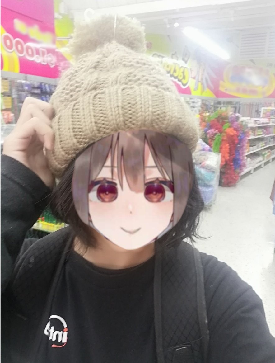 cashinlesty's tweet photo. Me encontré un gorrito en una tienda.. Y no lo compre, pero me saque foto jiji https://t.co/J0XdS1aMh5