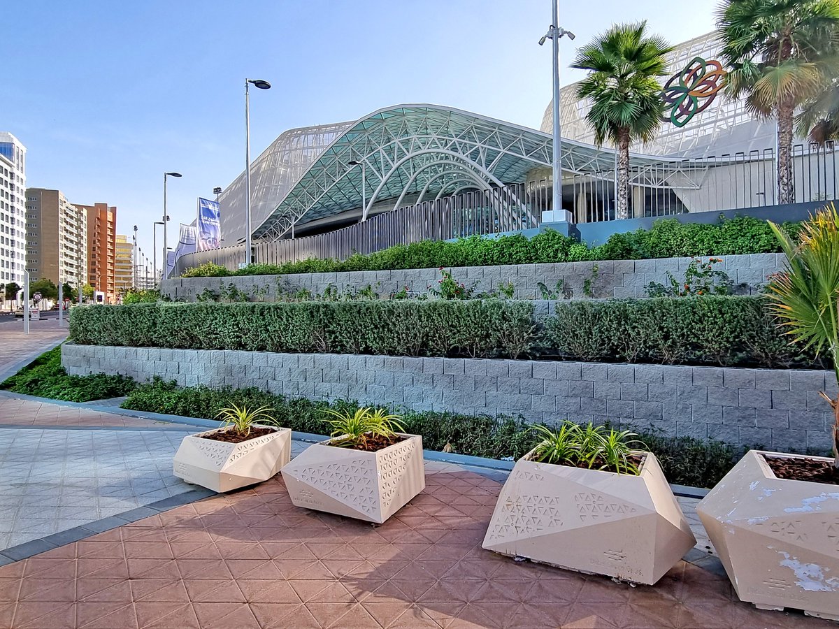 TerraforceZA's tweet photo. Terraforce® rock face wall, Silicon Central, #Dubai. Well planted and maintained, the #Terraforce terraces finish off the curvilinear architecture of the #building behind. https://t.co/uqGKOoRsT1 #construction #retainingwalls #retainingblocks #landscapingdesign #uae https://t.co/0S4lhOqeDd