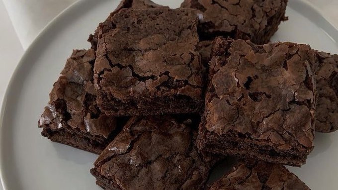 alena_iona's tweet photo. —brownies or cookies https://t.co/NpWvWUxwfD
