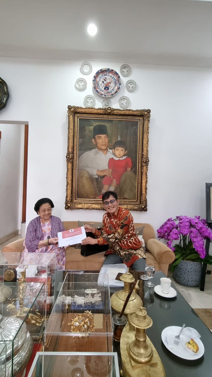 budimandjatmiko's tweet image. Sore hari bersama bu Mega..Ngobrolin #AlgoritmaSoekarno (merelevankan cara berpikir Bung Karno di era teknologi informasi) &amp;amp; #MegaData (Data Besar keanekaragaman budaya, flora fauna &amp;amp; mineral Indonesia) utk Indonesia yg maju &amp;amp; setara..dari desa2...