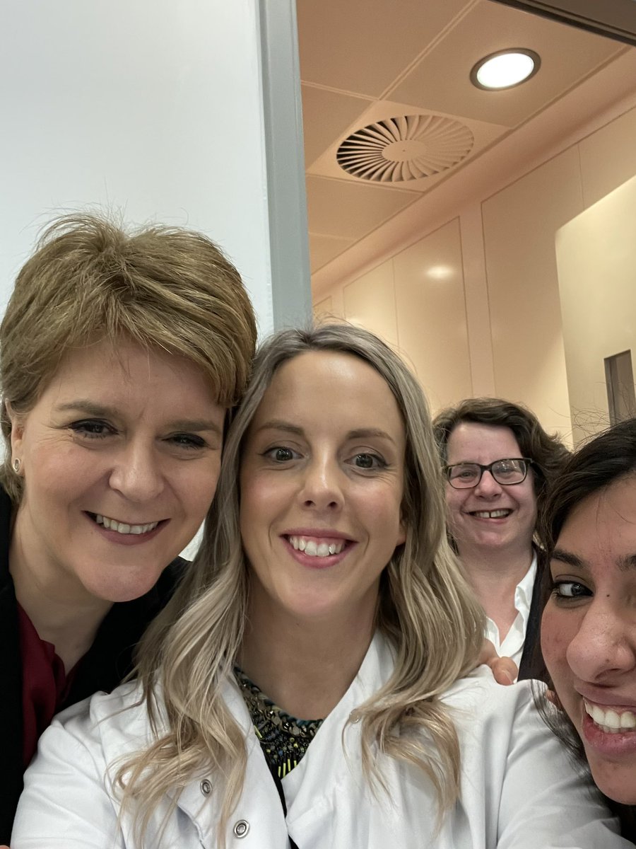 Absolute pleasure showing <a href="/NicolaSturgeon/">Nicola Sturgeon</a> around the labs at #cytochroma today! She loved our tiny hearts. Special thanks to @AnaCStewart for her fantastic report on Women in Entrepreneurship.