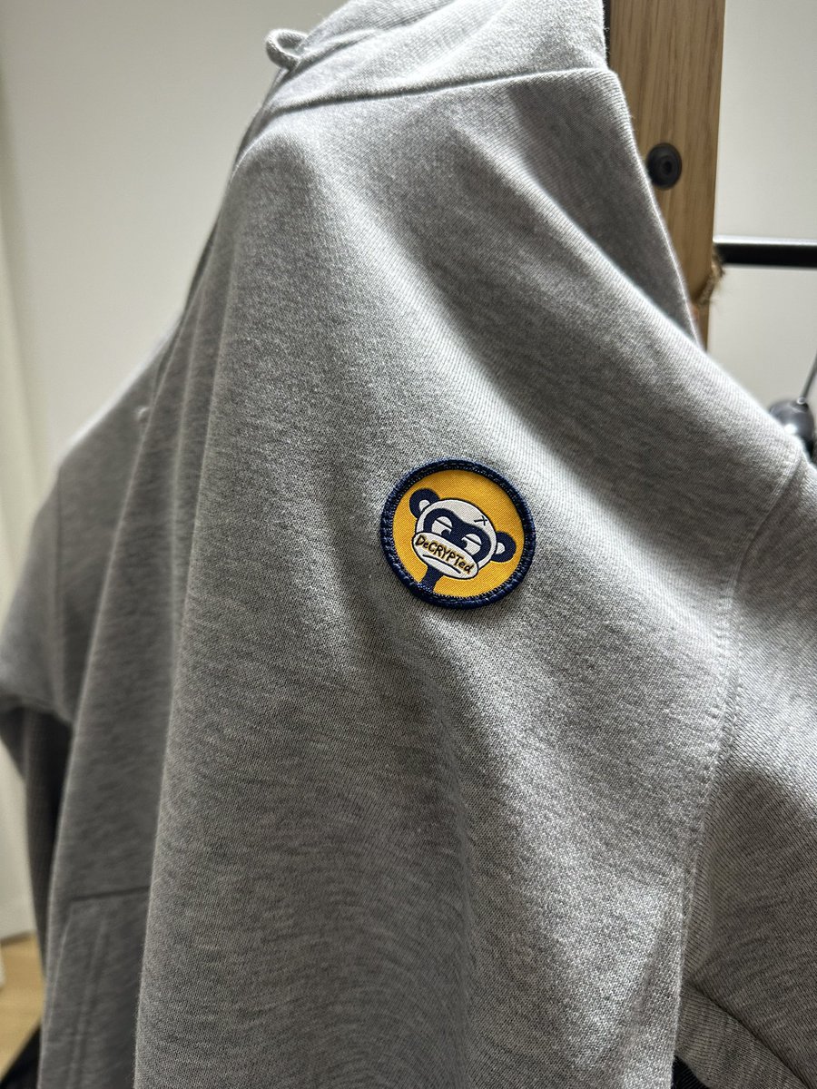 #Decrypted × #NeoTokyoPunks のコラボパーカーが到着😍✨✨
胸元のワッペンにiPhone近づけるだけで反応するし、ARで絵柄が浮き出る…！しかもコレ、動いていてお猿さんもヒョッコリ🐵
しかも行動データと紐づいている⁉️ちょっと凄すぎてまだ全貌を把握出来ず🤣
<a href="/decrypted_jp/">Decrypted（デクリプテッド）</a> 
<a href="/NTP_NFTofficial/">⚡️NEO TOKYO PUNKS⚡️official</a>