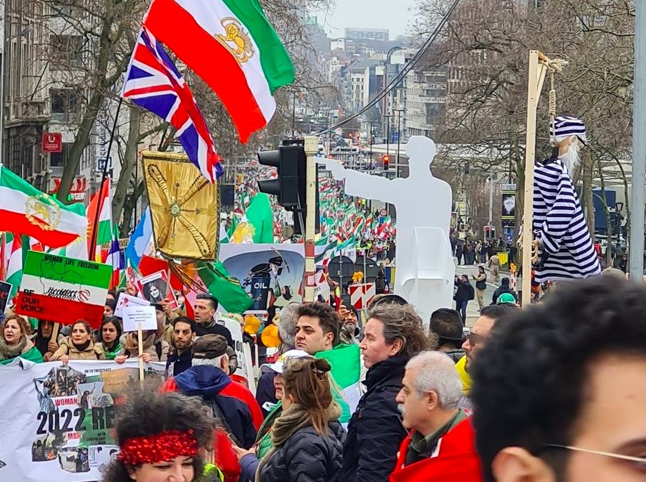 خطاب به دل‌خوشان ۲۲ بهمن فتوشاپی
اگه تونستید در یک روز کاری (اون هم در اروپا) این همه جمعیت در یک کشور کوچک اروپایی بکشید تو خیابون، بعد بیایید با هم حرف بزنیم.
بروکسل، امروز
#زن_زندگی_آزادی