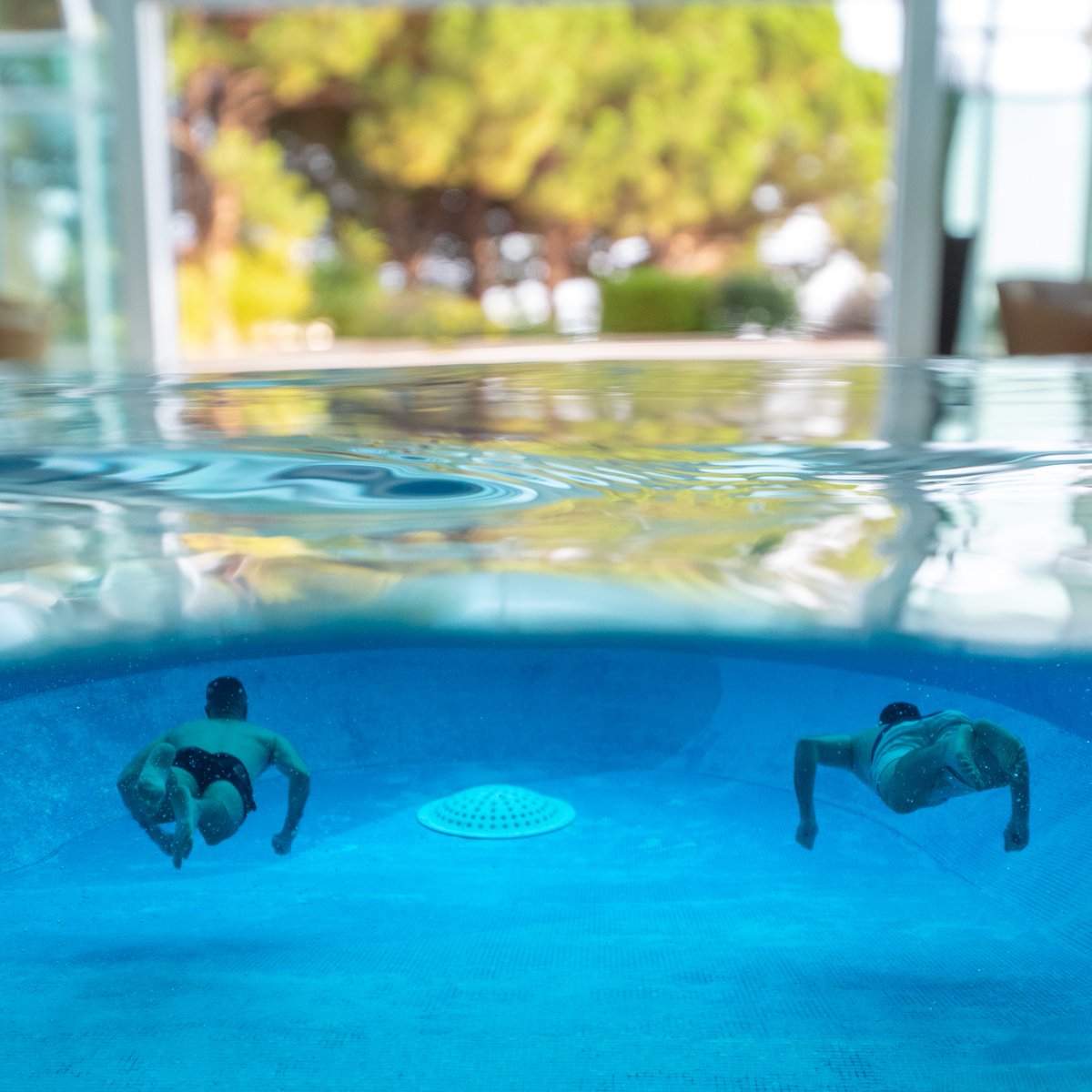 🐠 Ocean state of mind
The indoor-outdoor pool offers an infinite view on the Mediterranean Sea and lush vegetation