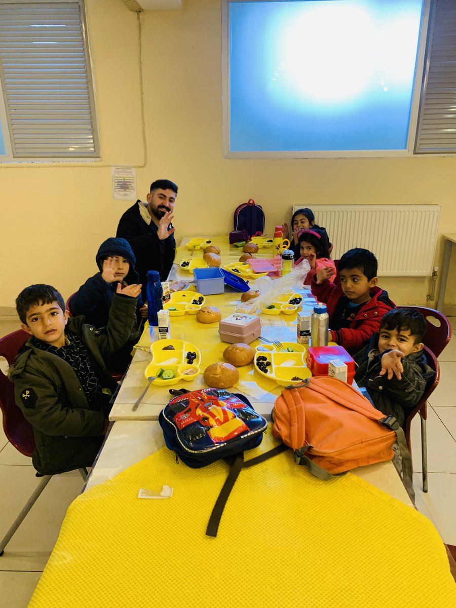 Öğrencilerimizin okullarına kavuştuğu ilk gün itibarıyla
okul öncesi-ortaokul-lise 
tüm öğrencilerimize
yemek hizmeti vermeye başladık.
#şşddegüzelşeylerolmakta🤌

<a href="/meb_dinogretimi/">MEB Din Öğretimi Genel Müdürlüğü</a> 
<a href="/Murat69_Demir/">Murat Demir</a>
@AhmetBilen0647
<a href="/mardinilmem/">Mardin İl Millî Eğitim Müdürlüğü</a>
<a href="/kiziltepemem47/">Kızıltepe İlçe Milli Eğitim Müdürlüğü</a>