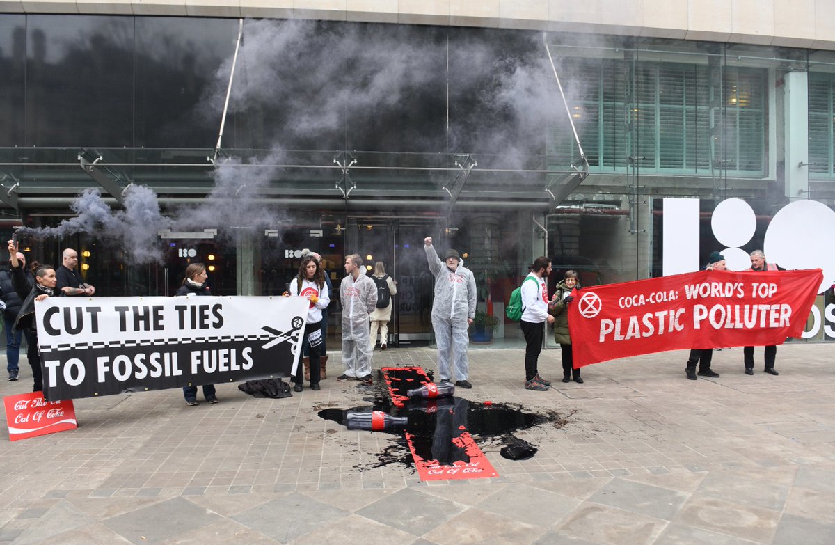 XRebellionUK's tweet image. 🚨BREAKING🚨
Extinction Rebellion @PlasticsRebel @FashionActNow take action to demand  @LondonFashionWk stop sponsorship with @DietCoke @CocaCola world's biggest plastics polluter

Banners dropped &amp;amp; fake oil poured from giant cola bottles in protest 
#CutTheTies to #fossilfuels