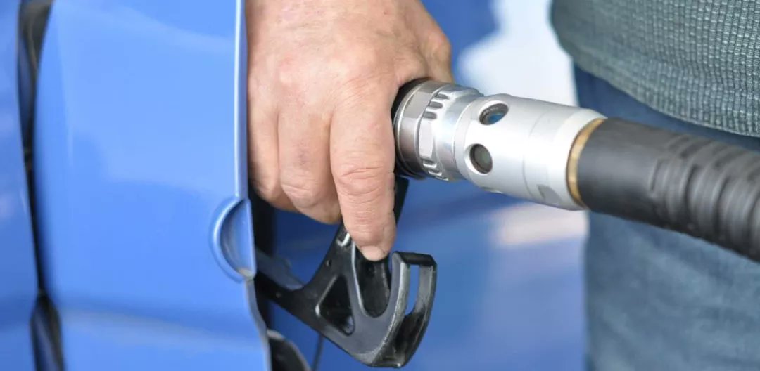 Plus votre réservoir est plein, moins vous consommez ! 😃✅
Dans un réservoir à moitié vide, une partie du carburant s'évapore et est perdu 💡🤔

Consultez les <a href="/follow_eiver/">eiver</a> tips pour faire des économies de carburant. 
#ecoconduite #mobilité #économies

eiver.co/les-astuces-de…