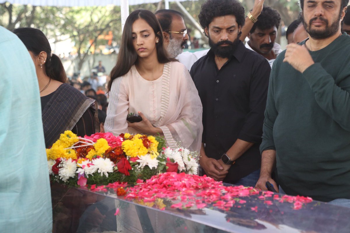 Nandamuri #KalyanRam, #JrNTR & #LakshmiPranathi paid their last respects to #TarakaRatna!!🙏

#RIPTarakaRatna #NandamuriTarakaRatna #YbrantTv