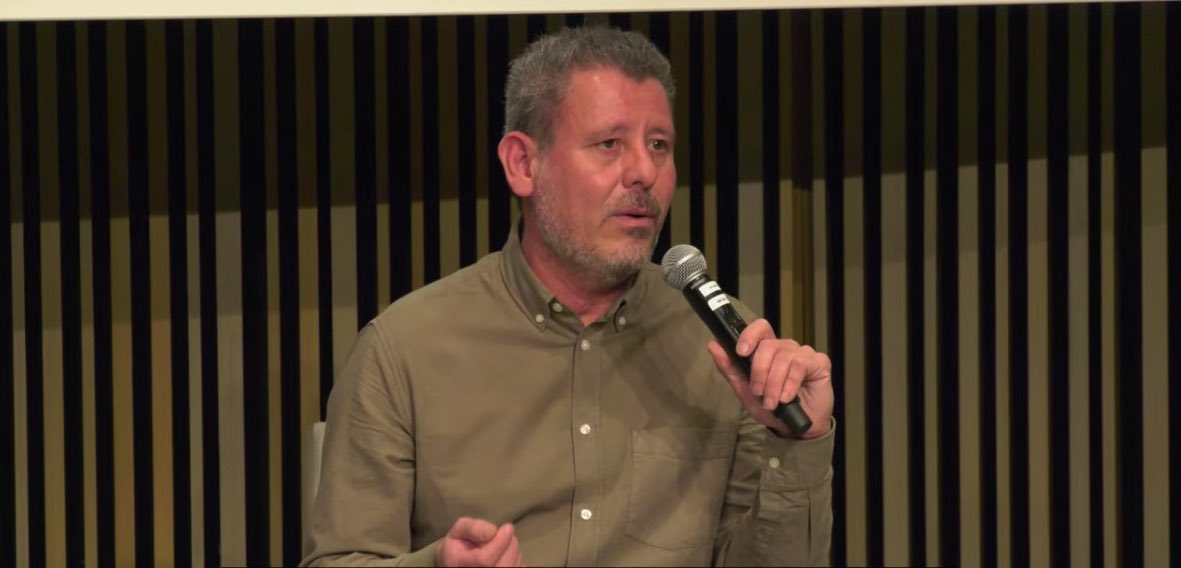 Juan Lemus, del departament de Comunicació i Incidència d'<a href="/ArrelsFundacio/">Arrels Fundació</a> 💬: "El més valuós per comunicar la problemàtica del sensellarisme és la pròpia veu de les persones que han viscut aquest tipus d'experiència"