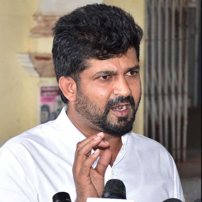 PratidhvaniNews's tweet image. ಚಾ.ನಗರ-ನಂಜನಗೂಡು ಚತುಷ್ಟಥ ರಸ್ತೆಗೆ ಯಾಕೆ ಸರ್ವೀಸ್ ರೋಡ್ ಬಿಟ್ಟಿಲ್ಲ: ಡಿಕೆಶಿಗೆ ಪ್ರತಾಪ್ ಸಿಂಹ ತಿರುಗೇಟು

pratidhvani.com/why-is-there-n…

 #pratapsimha #mysoremp #cdcase #rameshjarakiholicase #dkshivakumar #kpccpresident #lakshmihebbalkar #congressmla #siddaramaiah @INCKarnataka #pratidhvani