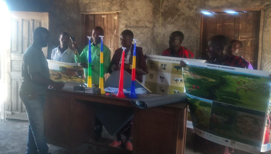 Human-wildlife conflict posters and mitigation tools (torches and vuvuzelas) delivered by Oikos East Africa to HWC working groups on the Tanzanian side of BIOPAMA-funded ‘Tushumu’ project. Supported by @EUPartnerships @PressACP and @IUCNProtectedAreas through #BIOPAMA.