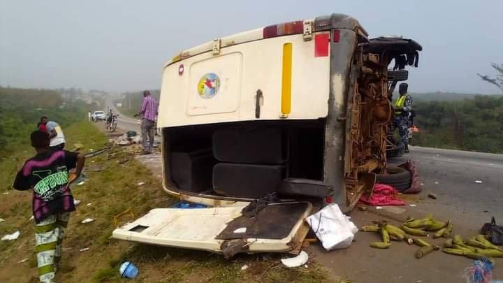 AfricaSecondes's tweet photo. #cotedivoire : En provenance d’une cérémonie de dot à Bondoukou, un véhicule s’est renversé, ce dimanche 19 février 2023, dans la localité d’Adzopé, faisant plusieurs blessés dont des cas graves.
#Afrique #Actualités #45second #accident #CIV #CIV225 #Abidjan #ivoirien #BONDOUKOU https://t.co/tFB9MIa0T9