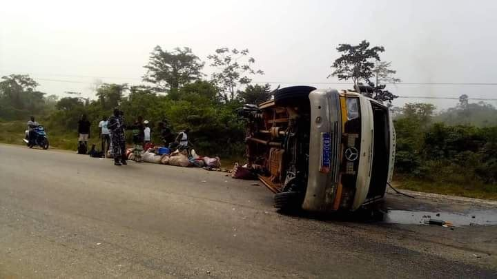 AfricaSecondes's tweet photo. #cotedivoire : En provenance d’une cérémonie de dot à Bondoukou, un véhicule s’est renversé, ce dimanche 19 février 2023, dans la localité d’Adzopé, faisant plusieurs blessés dont des cas graves.
#Afrique #Actualités #45second #accident #CIV #CIV225 #Abidjan #ivoirien #BONDOUKOU https://t.co/tFB9MIa0T9