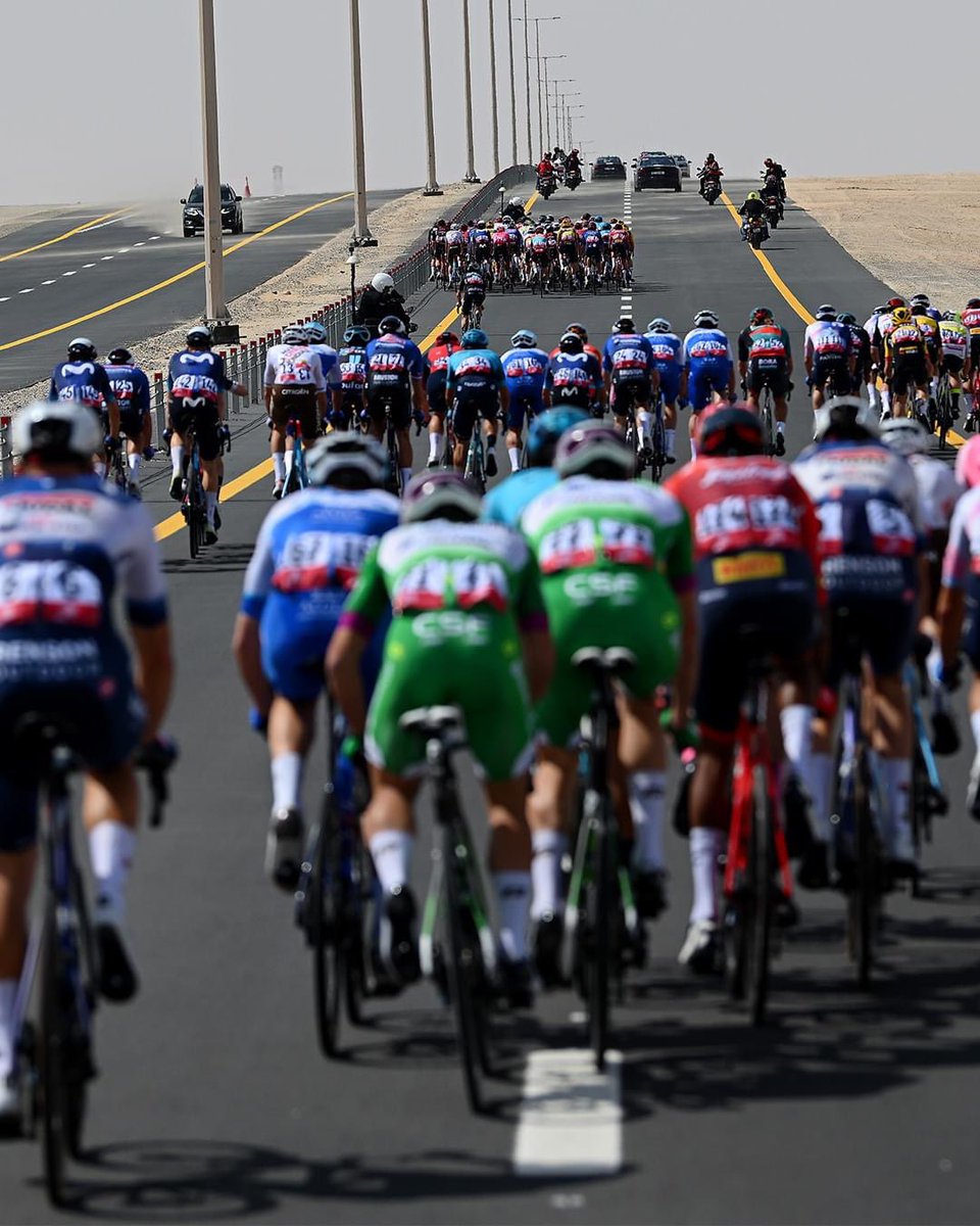 Bordure @theuaetourofficial 💨💨💨💨. 
 
📸 @gettyimages 

#uae🇦🇪 #uaetour #vento #wind #cycling #cyclingphotos #ventaglio #bordure #cyclingshots